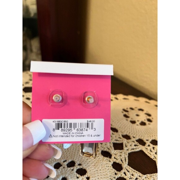 🐝 NEW Betsey Johnson Mismatched Bee Flower Earrings - Picture 3 of 3